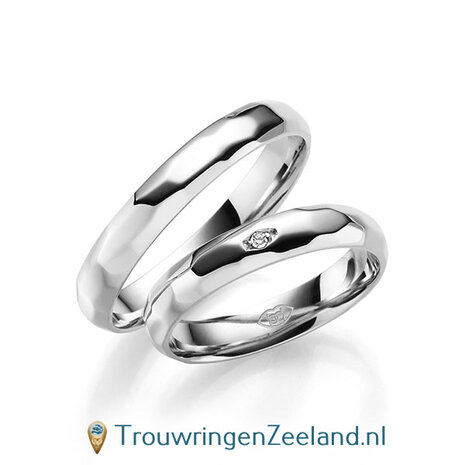 Trouwringen in 14/18 karaat witgoud glans gepolijst facetgeslepen met in de damesring 1 diamant ovaal gezet 0,015 ct 