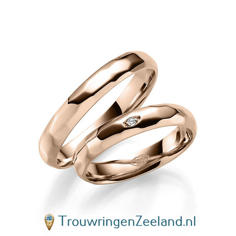 Trouwringen in 14/18 karaat roségoud glans gepolijst facetgeslepen met in de damesring 1 diamant ovaal gezet 0,015 ct 