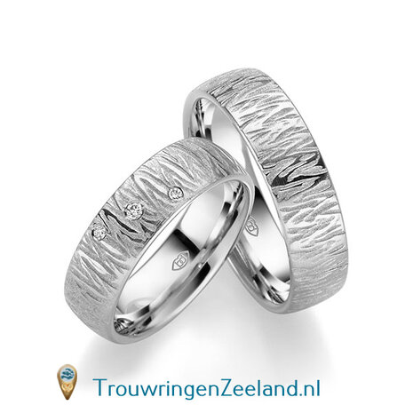 Trouwringen in 14/18 karaat ros&eacute;goud mat en glans 6,0 mm. breed met golven overdwars en in de damesring 3 diamanten schuin gezet per paar vanaf