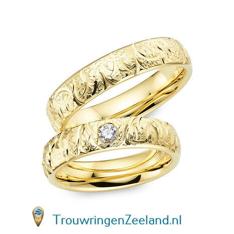 Trouwringen in 8*/14/18 karaat bicolour goud mat en glans 5,0 mm. breed met geslepen bladmotief en in de damesring 1 diamant 0,1 ct. per paar vanaf 