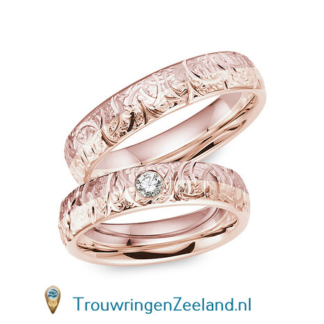 Trouwringen in 8*/14/18 karaat bicolour goud mat en glans 5,0 mm. breed met geslepen bladmotief en in de damesring 1 diamant 0,1 ct. per paar vanaf 