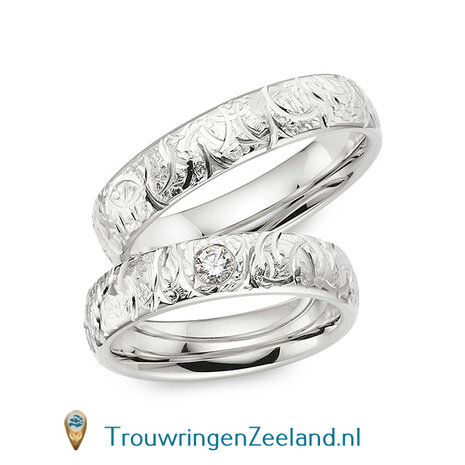 Trouwringen in 8*/14/18 karaat bicolour goud mat en glans 5,0 mm. breed met geslepen bladmotief en in de damesring 1 diamant 0,1 ct. per paar vanaf 