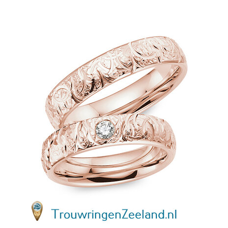 Trouwringen in 8*/14/18 karaat bicolour goud mat en glans 5,0 mm. breed met geslepen bladmotief en in de damesring 1 diamant 0,1 ct. per paar vanaf 