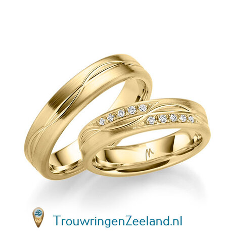 Trouwringen in 8*/14/18 karaat geelgoud mat 5,0 mm. breed met midden en golvende u groef en in de damesring 10 diamanten per paar vanaf