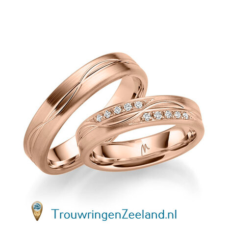 Trouwringen in 14/18 karaat ros&eacute;goud mat 5,0 mm. breed met midden en golvende u groef en in de damesring 10 diamanten per paar vanaf