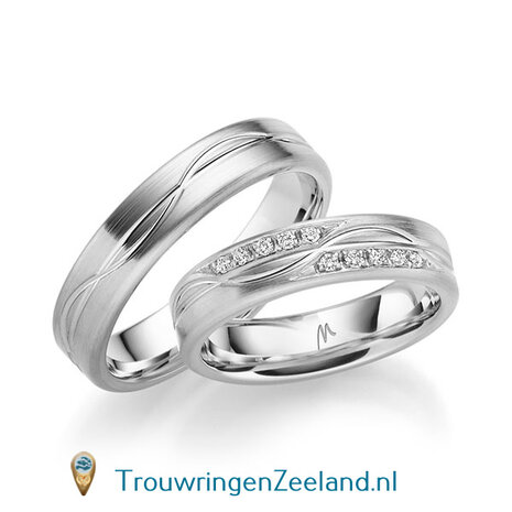 Trouwringen in 14/18 karaat ros&eacute;goud mat 5,0 mm. breed met midden en golvende u groef en in de damesring 10 diamanten per paar vanaf