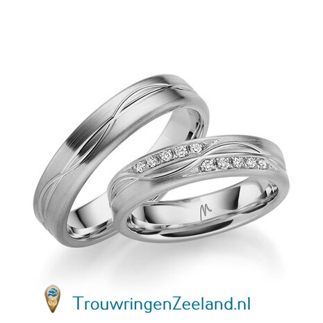 Trouwringen in 14/18 karaat ros&eacute;goud mat 5,0 mm. breed met midden en golvende u groef en in de damesring 10 diamanten per paar vanaf
