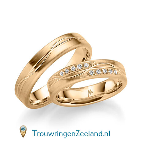 Trouwringen in 14/18 karaat ros&eacute;goud mat 5,0 mm. breed met midden en golvende u groef en in de damesring 10 diamanten per paar vanaf