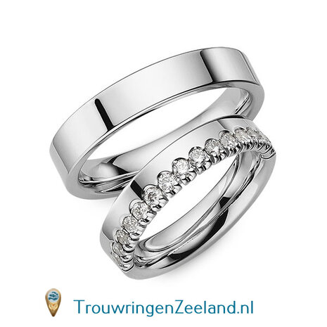 Trouwringen in 14/18 karaat roodgoud glans gepolijst 4,5 mm. breedte en in de damesring een kroon van 15 diamanten per paar vanaf