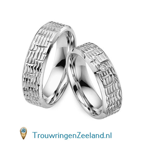 Trouwringen in 14/18 karaat geelgoud glans schub structuur 6,0 mm. breedte en in de damesring 1 diamant van 0,05 ct. per paar vanaf