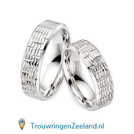 Trouwringen in 14/18 karaat ros&eacute;goud glans schub structuur 6,0 mm. breedte en in de damesring 1 diamant van 0,05 ct. per paar vanaf
