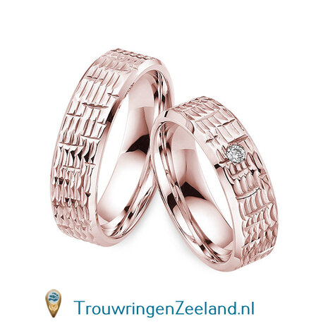 Trouwringen in 14/18 karaat ros&eacute;goud glans schub structuur 6,0 mm. breedte en in de damesring 1 diamant van 0,05 ct. per paar vanaf