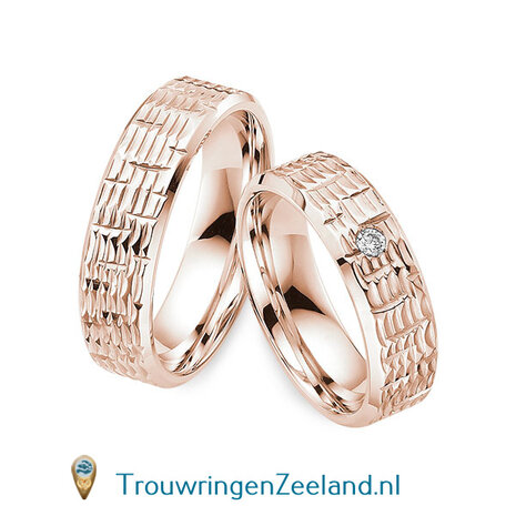 Trouwringen in 14/18 karaat ros&eacute;goud glans schub structuur 6,0 mm. breedte en in de damesring 1 diamant van 0,05 ct. per paar vanaf