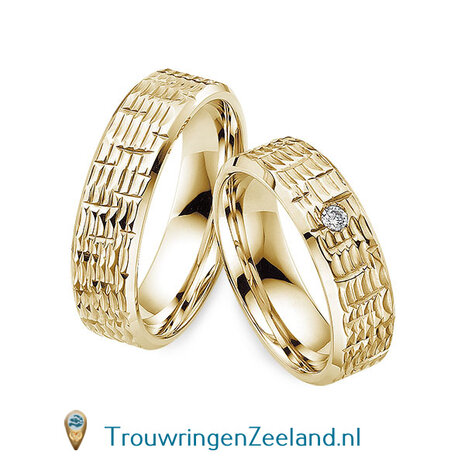 Trouwringen in 14/18 karaat roodgoud glans schub structuur 6,0 mm. breedte en in de damesring 1 diamant van 0,05 ct. per paar vanaf