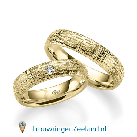 Trouwringen in 14/18 karaat roodgoud glans horizontale en verticale groefjes 5,0 mm. breedte en in de damesring 1 diamant van 0,03 ct. per paar vanaf