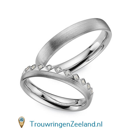 Trouwringen in 14/18 karaat geelgoud mat 4,0 mm. breedte en in de damesring 12 diamanten in een ruit gezet als kroon op de halve ring per paar vanaf
