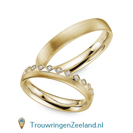 Trouwringen in 14/18 karaat geelgoud mat 4,0 mm. breedte en in de damesring 12 diamanten in een ruit gezet als kroon op de halve ring per paar vanaf