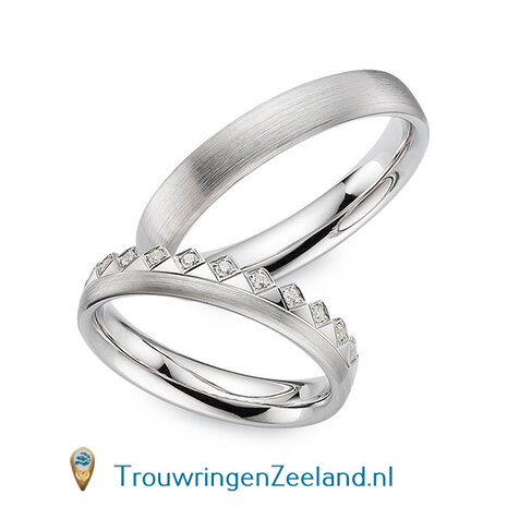 Trouwringen in 14/18 karaat geelgoud mat 4,0 mm. breedte en in de damesring 12 diamanten in een ruit gezet als kroon op de halve ring per paar vanaf