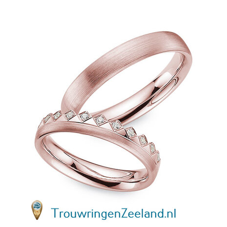 Trouwringen in 14/18 karaat ros&eacute;goud mat 4,0 mm. breedte en in de damesring 12 diamanten in een ruit gezet als kroon op de halve ring per paar vanaf
