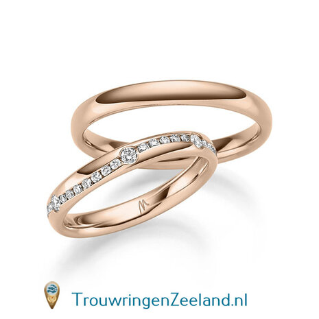 Trouwringen in 14/18 karaat ros&eacute;goud glans gepolijst  3,0 mm. breed  en in de damesring 5 grote en 38 kleinere diamanten om en om in een golf gezet per paar vanaf
