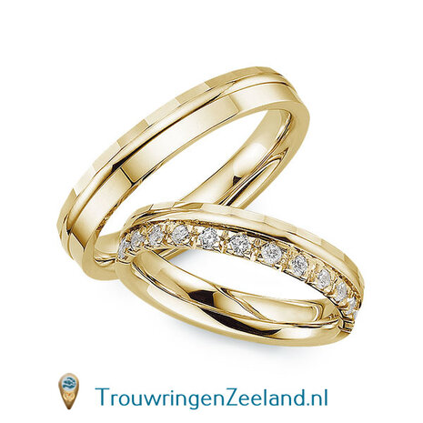 Trouwringen in 14/18 karaat ros&eacute;goud glans gepolijst 4,0 mm. breedte met facetrand en in de damesring 11 diamanten gezet als kroon op de halve ring per paar vanaf