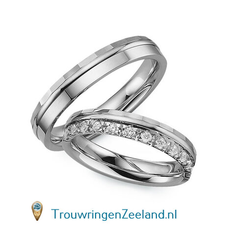 Trouwringen in 14/18 karaat ros&eacute;goud glans gepolijst 4,0 mm. breedte met facetrand en in de damesring 11 diamanten gezet als kroon op de halve ring per paar vanaf