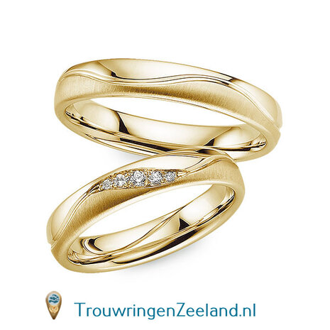 Trouwringen in 8*/14/18 karaat roodgoud glans gepolijst & mat 4,0 mm. breed met een golf en in de damesring 5 diamanten in de golf gezet per paar vanaf