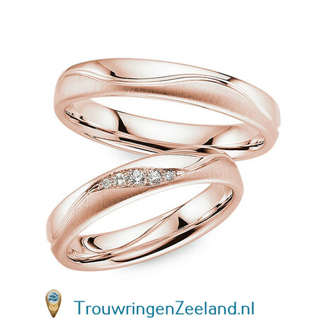 Trouwringen in 8*/14/18 karaat roodgoud glans gepolijst & mat 4,0 mm. breed met een golf en in de damesring 5 diamanten in de golf gezet per paar vanaf