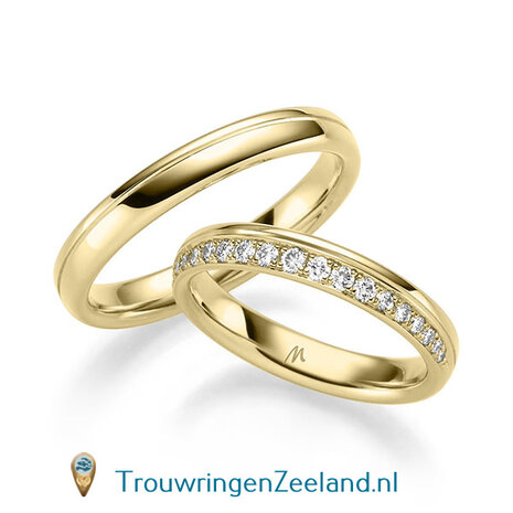 Trouwringen in 14/18 karaat witgoud glans gepolijst 3,5 mm. breed met diagonale groef en in de damesring 19 diamanten in de golf gezet per paar vanaf