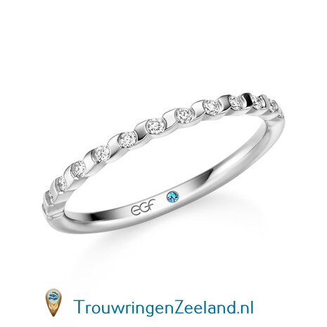 Trouwring  in 14/18 karaat geelgoud Memoirering met 13 diamanten  halve ring gescheiden door een golf en prachtig gezet 