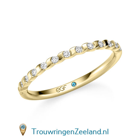 Trouwring  in 14/18 karaat geelgoud Memoirering met 13 diamanten  halve ring gescheiden door een golf en prachtig gezet 