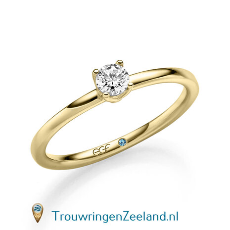 Verlovingsring in 14/18 karaat geelgoud met 1 x 0,20 ct briljant geslepen diamant kwaliteit TW/SI in een 4 puntzetting en onderin de kroon 2 x 0,005 ct diamant &nbsp;aan weerszijden