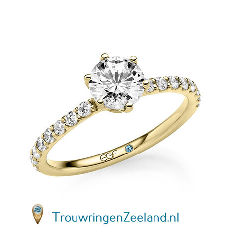 Verlovingsring in 14 of 18 karaat geelgoud met 1 x 1,00 ct diamant&nbsp;topsteen met 16 x 0,02 ct diamanten zijstenen en 3 diamanten aan weerszijden onderaan de kroon