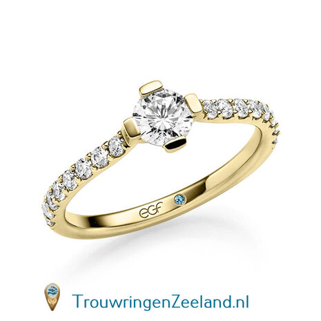 Verlovingsring in 14 of 18 karaat witgoud met 1 x 0,50 ct topsteen diamant&nbsp;in een robuuste 4 klemzetting en aan weerszijden 16 x 0,02 ct diamanten