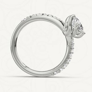 Verlovingsring in 14 of 18 karaat geelgoud met 1 x 0,50 ct topsteen diamant&nbsp;in een bijzondere gedraaide 6 punt zetting  met 16 diamanten aflopend in grootte aan weerszijden