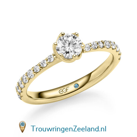 Verlovingsring in 14 of 18 karaat geelgoud met 1 x 0,50 ct topsteen diamant&nbsp;in een bijzondere gedraaide 6 punt zetting  met 16 diamanten aflopend in grootte aan weerszijden