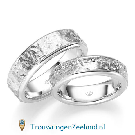Trouwringen in 14 of 18 karaat geelgoud mat gehamerd met zijbanen glans gepolijst  6,0 mm. breedte en in de damesring 46 diamant van 0,01 ct. geheel rondom per paar 