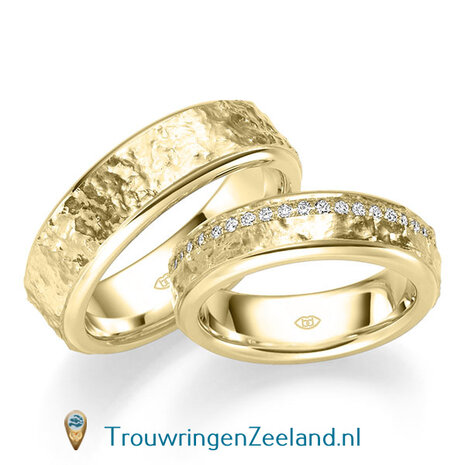 Trouwringen in 14 of 18 karaat geelgoud mat gehamerd met zijbanen glans gepolijst  6,0 mm. breedte en in de damesring 46 diamant van 0,01 ct. geheel rondom per paar 