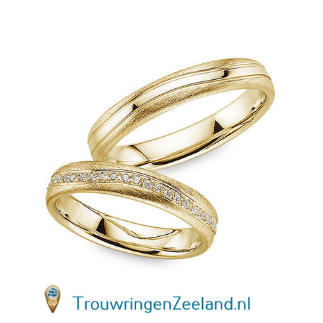 Trouwringen in 8, 14 of 18 karaat witgoud ijsmat met middenbaan golvend glans gepolijst 4 mm. breedte en in de damesring  54 diamanten hele ring rond per paar 