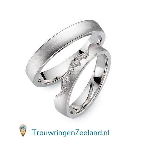 Trouwringen in 14 of 18 karaat geelgoud mat 4,0 mm. breedte en in de damesring een kroon van 5 diamanten per paar 
