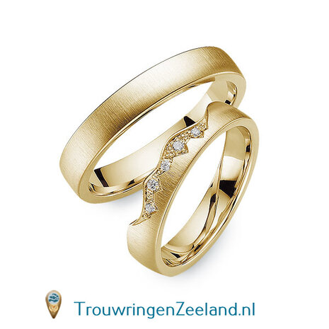 Trouwringen in 14 of 18 karaat geelgoud mat 4,0 mm. breedte en in de damesring een kroon van 5 diamanten per paar 