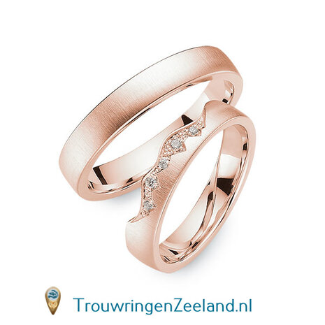 Trouwringen in 14 of 18 karaat geelgoud mat 4,0 mm. breedte en in de damesring een kroon van 5 diamanten per paar 