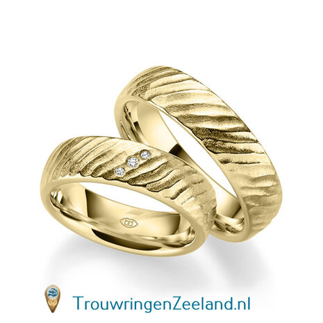 Trouwringen in 14 of 18 karaat witgoud mat met schuine rillen 6,0 mm. breedte en in de damesring 3 diamanten schuin gezet per paar 