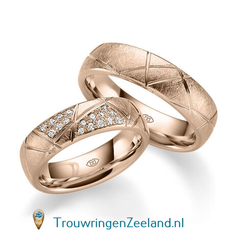 Trouwringen in 14 of 18 karaat witgoud ijsmat met schuine groeven 6,0 mm. breedte en in de damesring 17 diamanten in designzetting per paar 