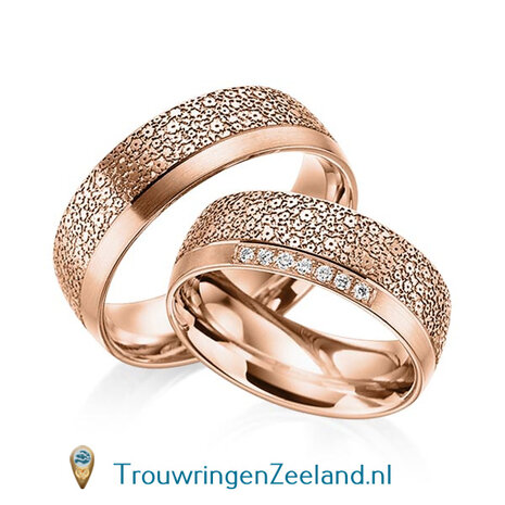 Trouwringen in 14 of 18 karaat witgoud met bloemmotief mat/glans en rand glans gepolijst 7,0 mm. breedte met in de damesring 15 diamanten per paar 