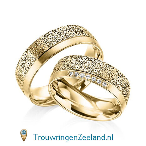 Trouwringen in 14 of 18 karaat witgoud met bloemmotief mat/glans en rand glans gepolijst 7,0 mm. breedte met in de damesring 15 diamanten per paar 