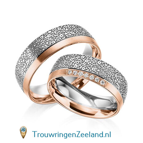 Trouwringen in 14 of 18 karaat witgoud met bloemmotief mat/glans en rand glans gepolijst 7,0 mm. breedte met in de damesring 15 diamanten per paar 