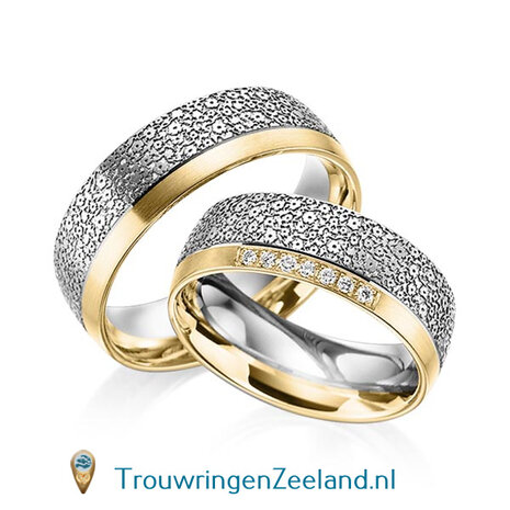 Trouwringen in 14 of 18 karaat geelgoud met bloemmotief mat/glans en rand glans gepolijst 7,0 mm. breedte met in de damesring 15 diamanten per paar 