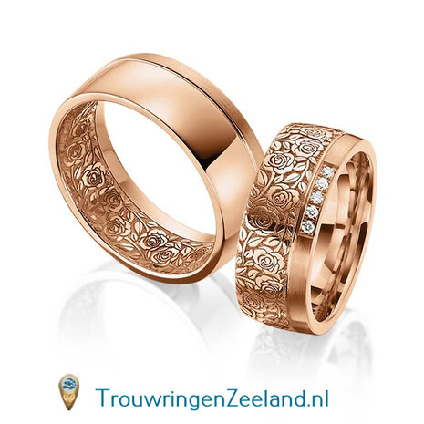 Trouwringen in 14 of 18 karaat witgoud met bloemmotief mat/glans en rand mat 8,0 mm. breedte met in de damesring 5 diamanten per paar 
