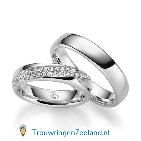 Trouwringen in 14 of 18 karaat witgoud glad gepolijst 5,0 mm. breedte met in de damesring 28 diamanten in 2 rijen schuin gezet per paar 